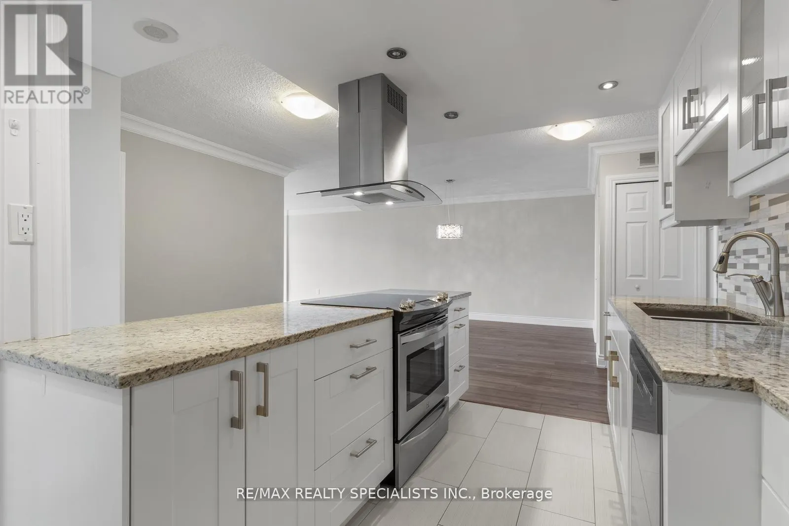 803 - 820 BURNHAMTHORPE ROAD