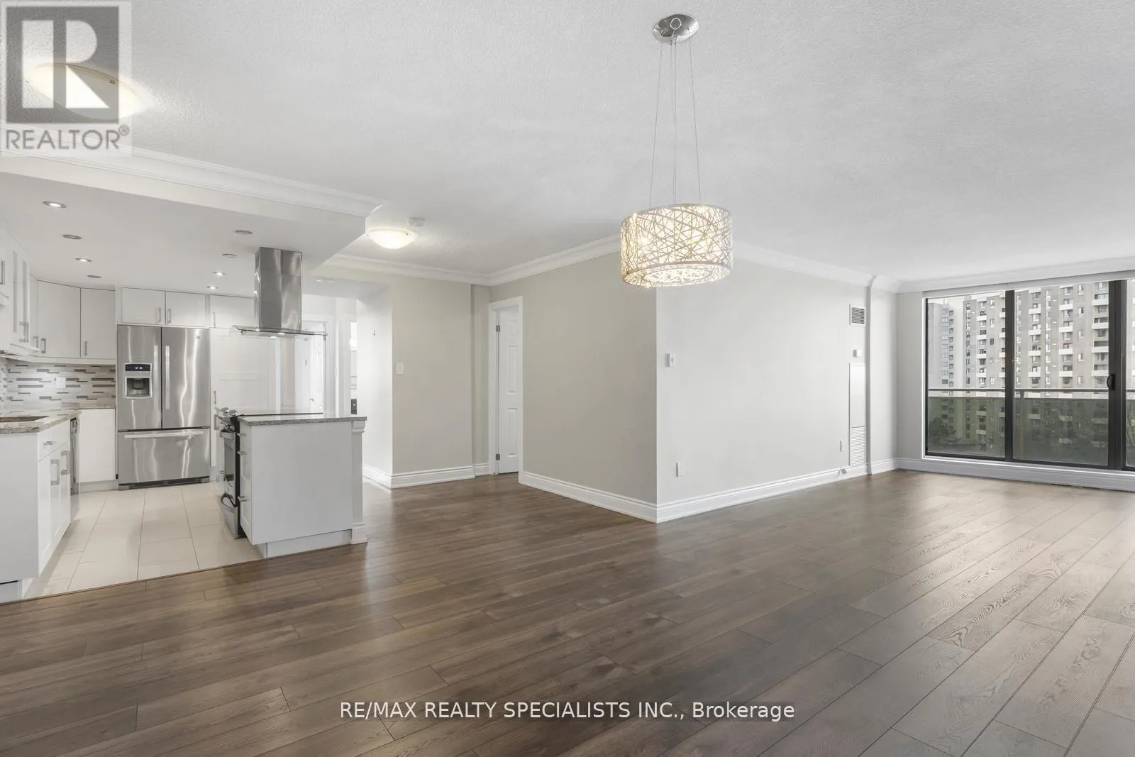 803 - 820 BURNHAMTHORPE ROAD