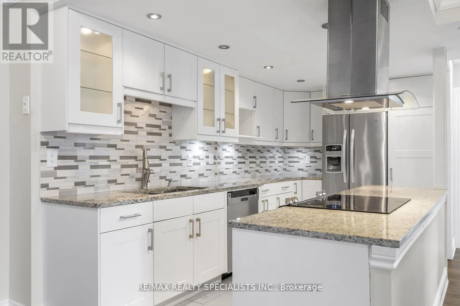 803 - 820 BURNHAMTHORPE ROAD