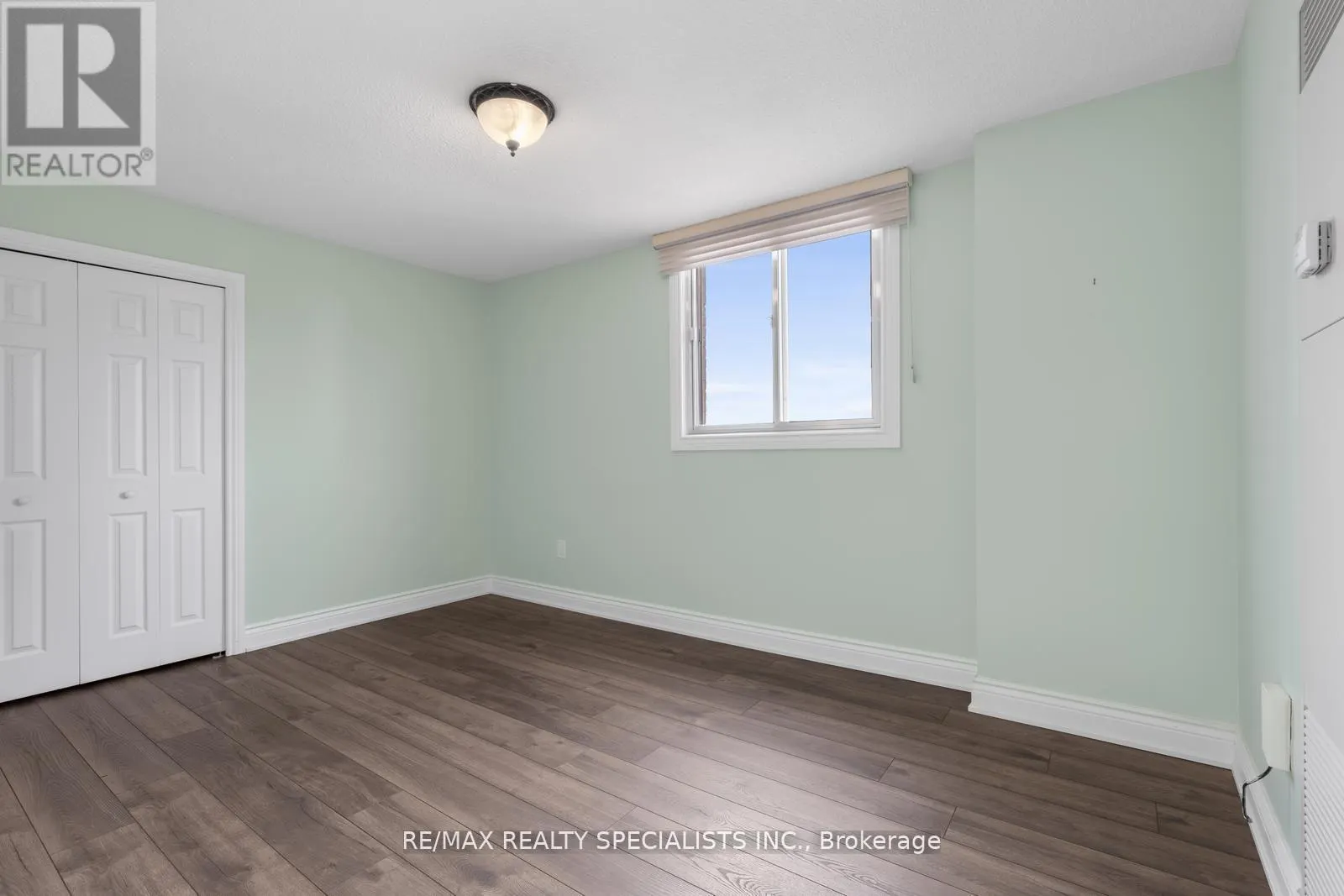 803 - 820 BURNHAMTHORPE ROAD