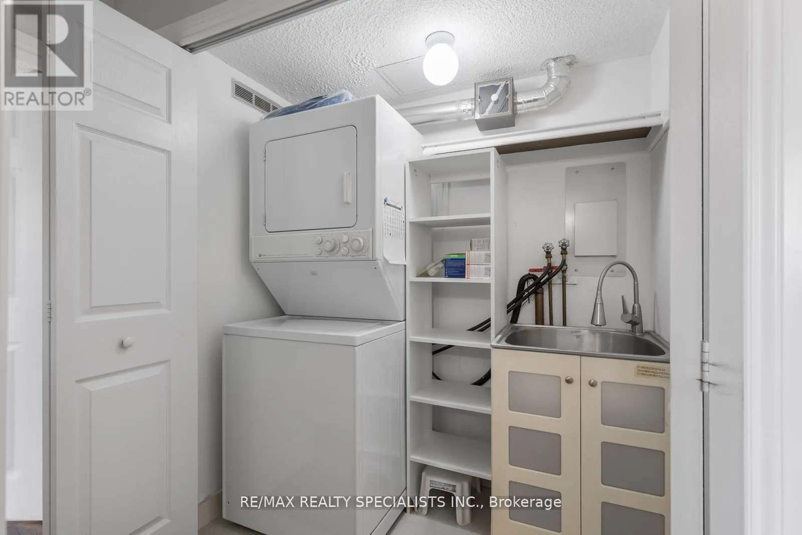 803 - 820 BURNHAMTHORPE ROAD