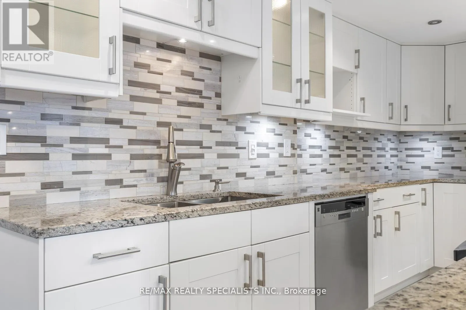 803 - 820 BURNHAMTHORPE ROAD