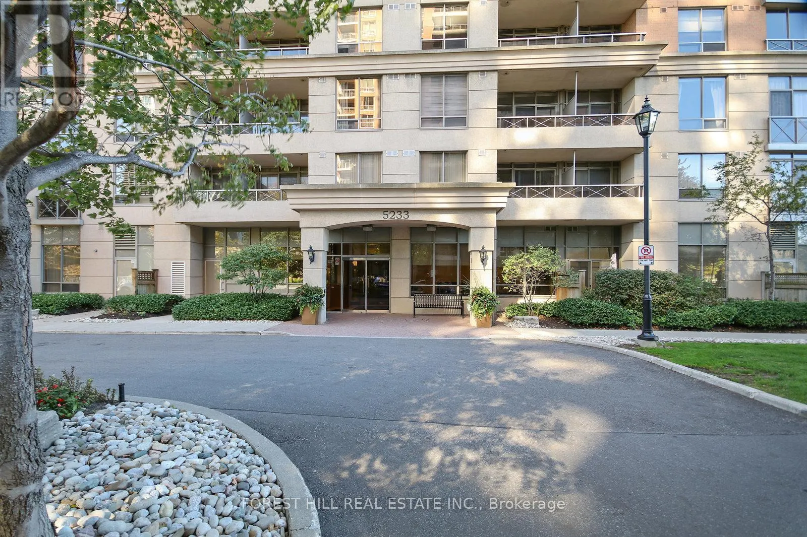 1029 - 5233 DUNDAS STREET W