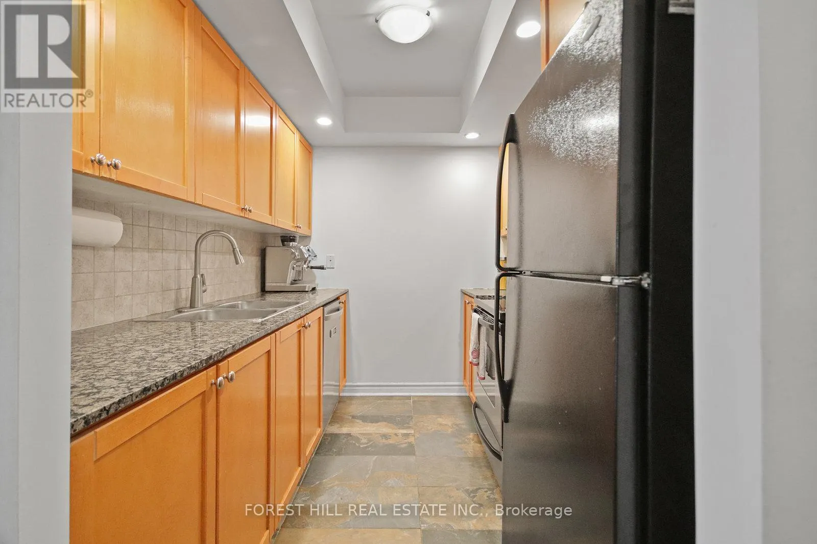 1029 - 5233 DUNDAS STREET W