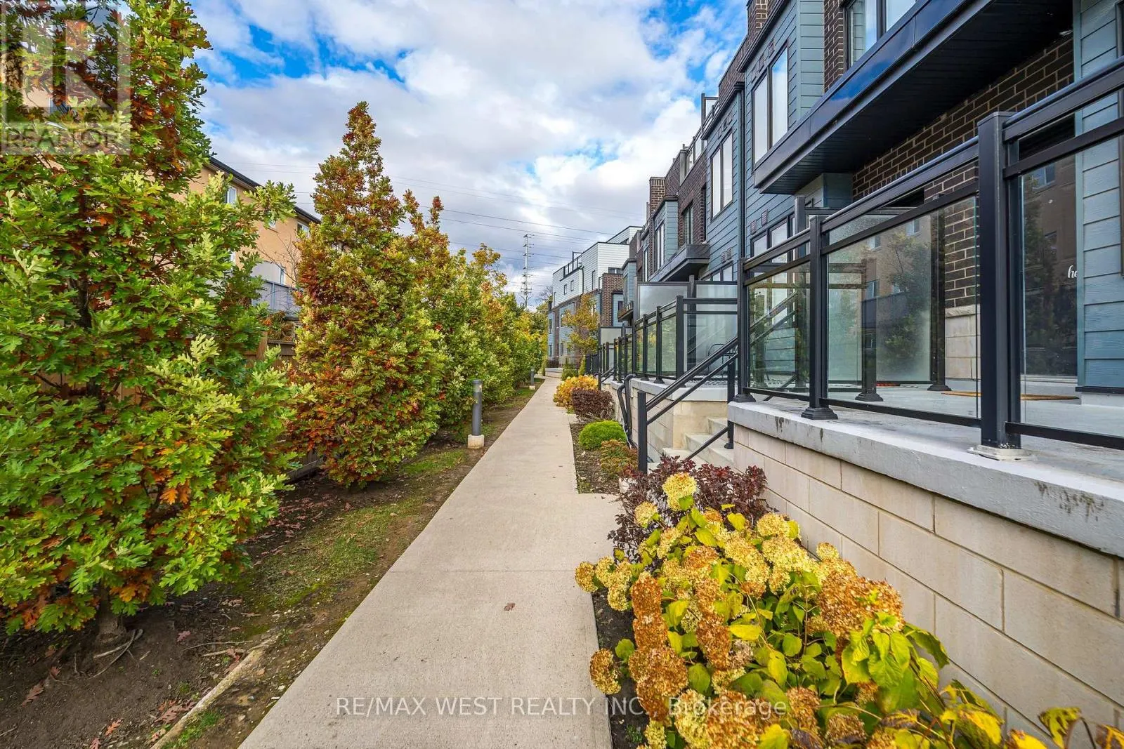 12 - 2285 MCNAB LANE