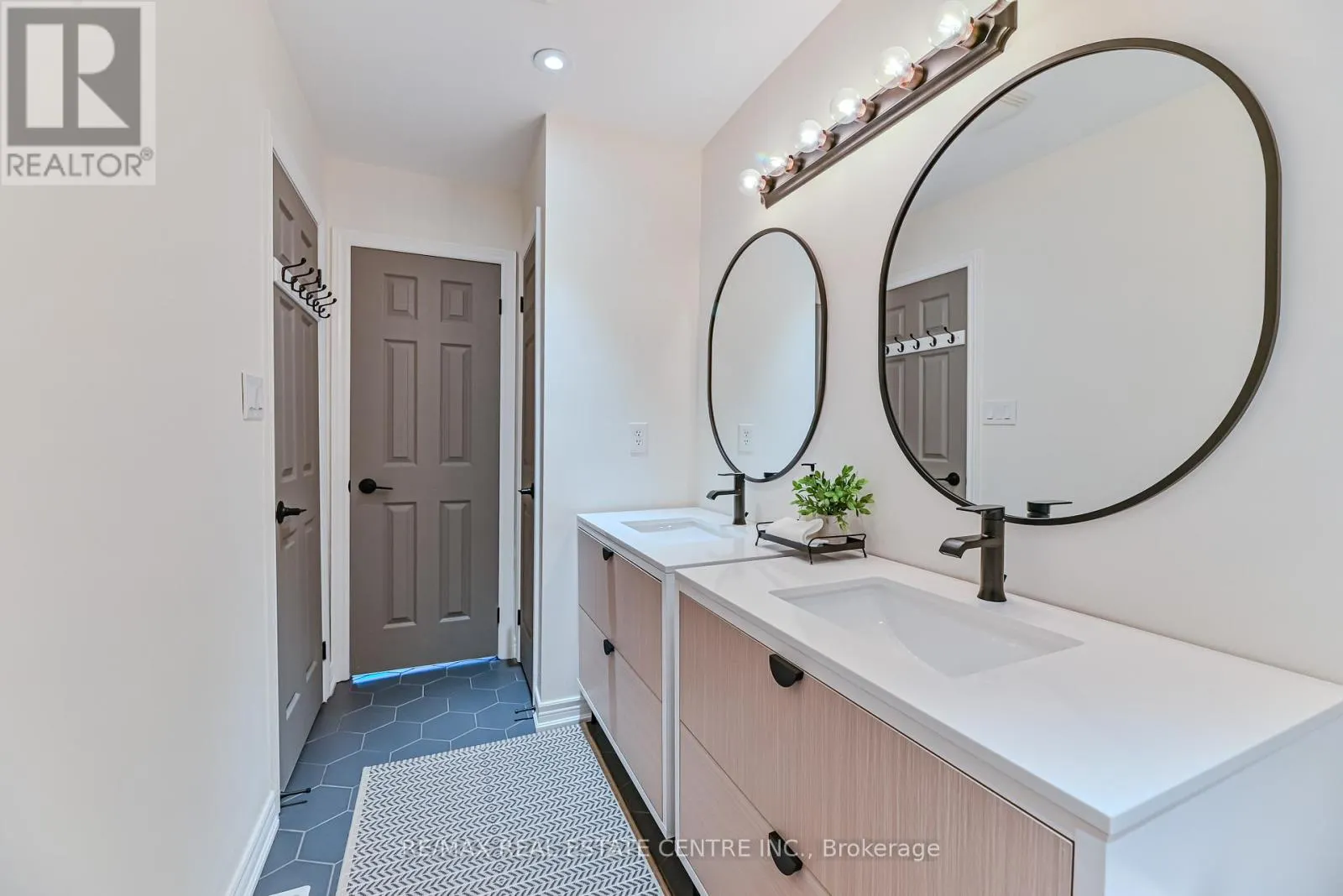 2498 LONGRIDGE CRESCENT