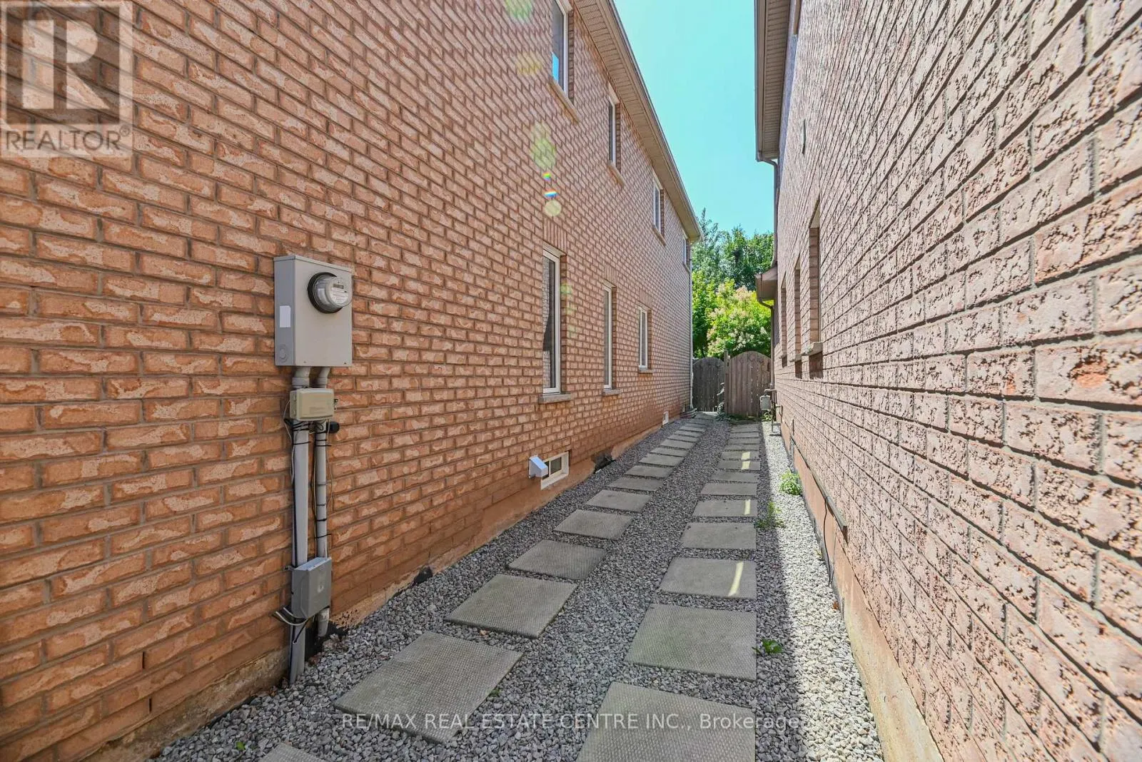 2498 LONGRIDGE CRESCENT