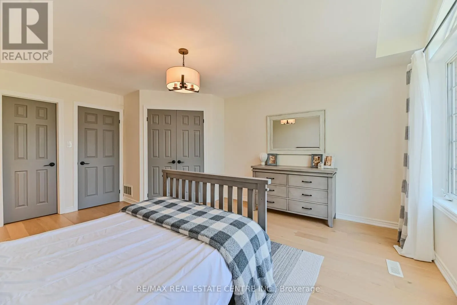 2498 LONGRIDGE CRESCENT