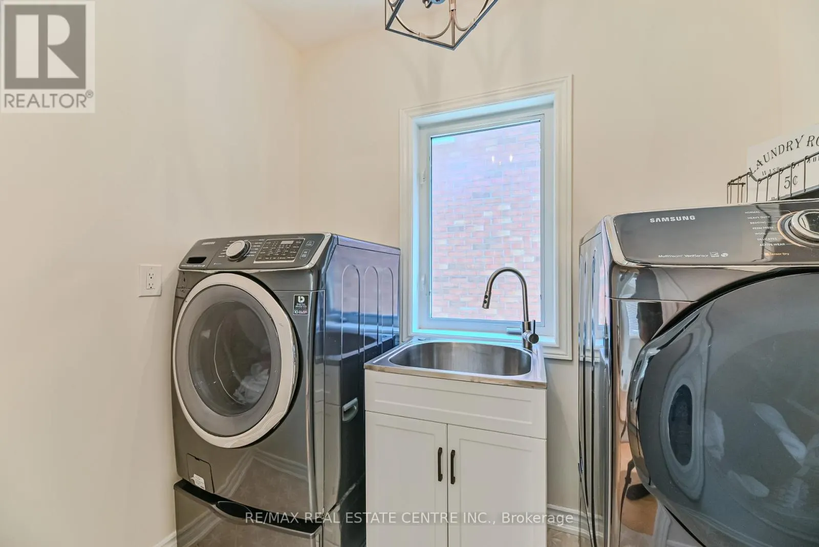 2498 LONGRIDGE CRESCENT