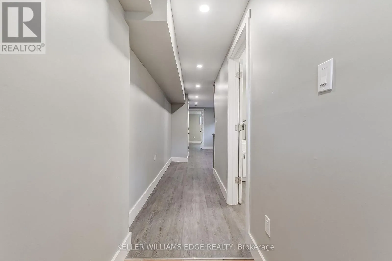 2 - 672 CASTLEGUARD CRESCENT