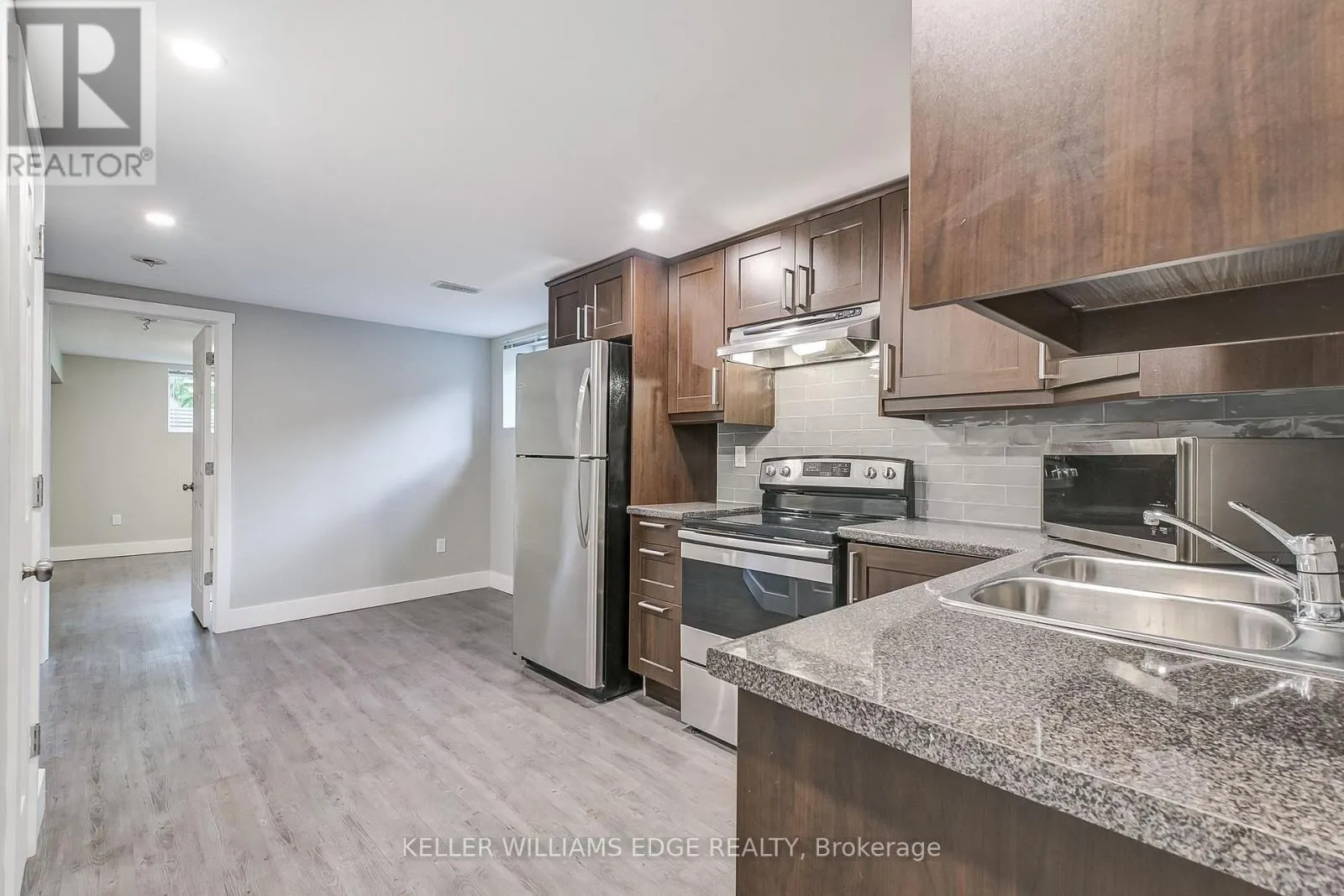 2 - 672 CASTLEGUARD CRESCENT