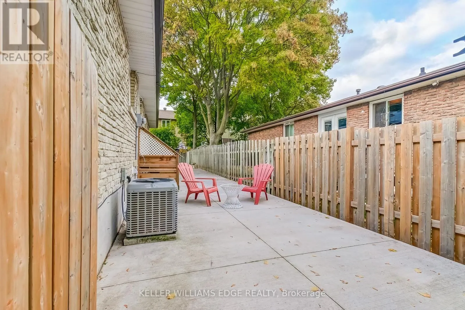 2 - 672 CASTLEGUARD CRESCENT