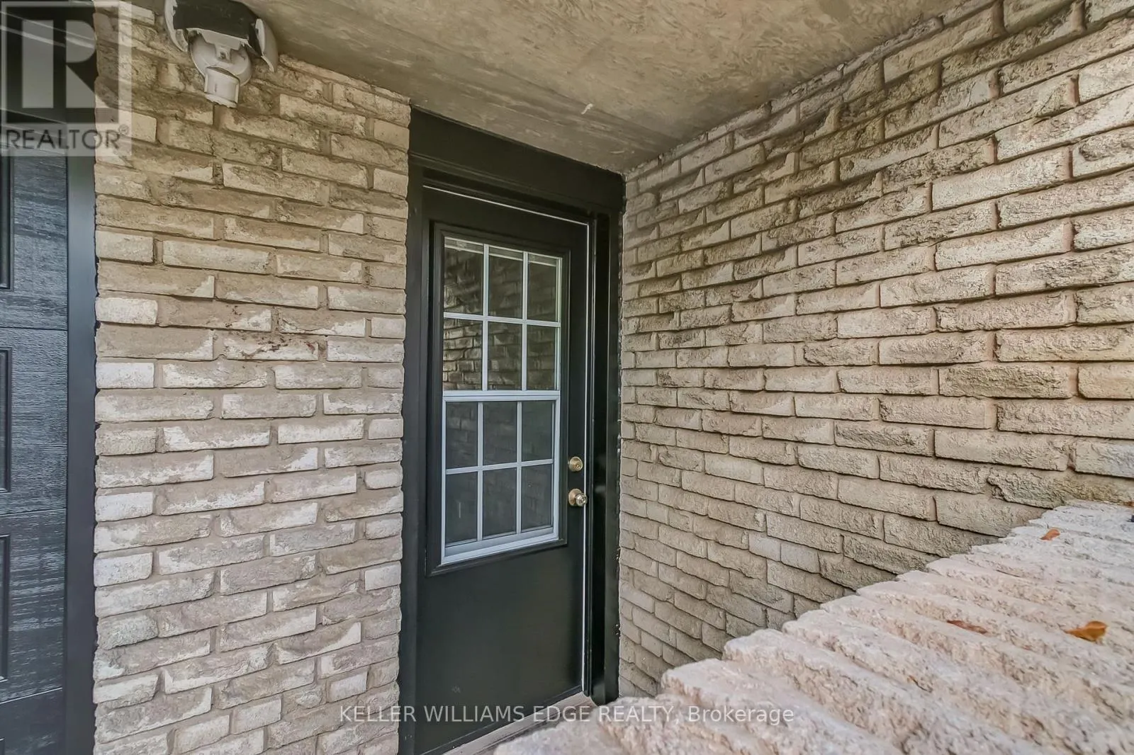 2 - 672 CASTLEGUARD CRESCENT