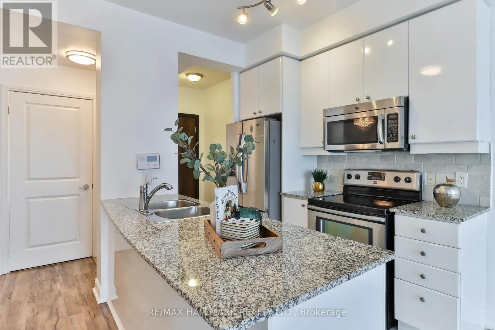 511 - 80 ABSOLUTE AVENUE