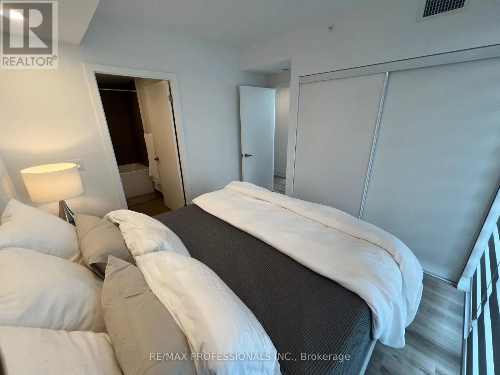 802 - 370 MARTHA STREET