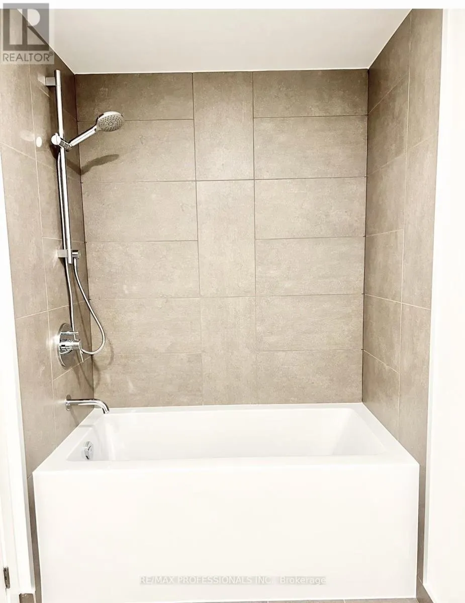 802 - 370 MARTHA STREET