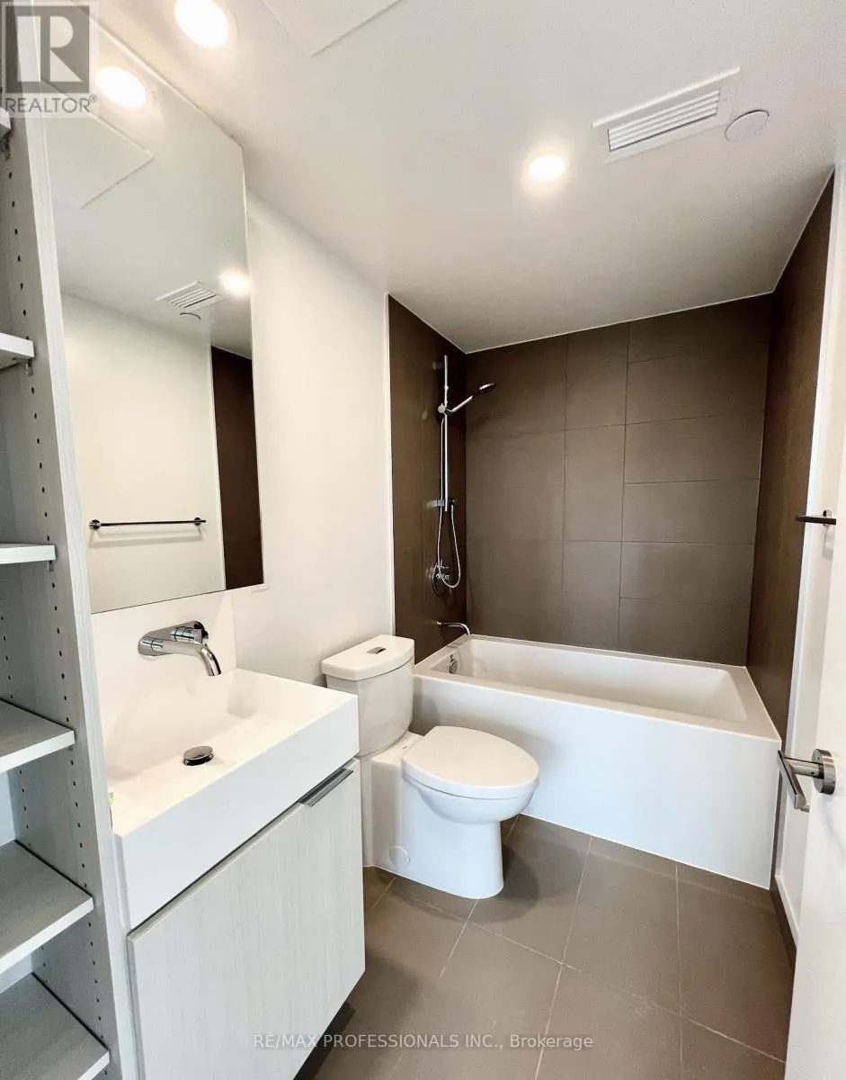 802 - 370 MARTHA STREET