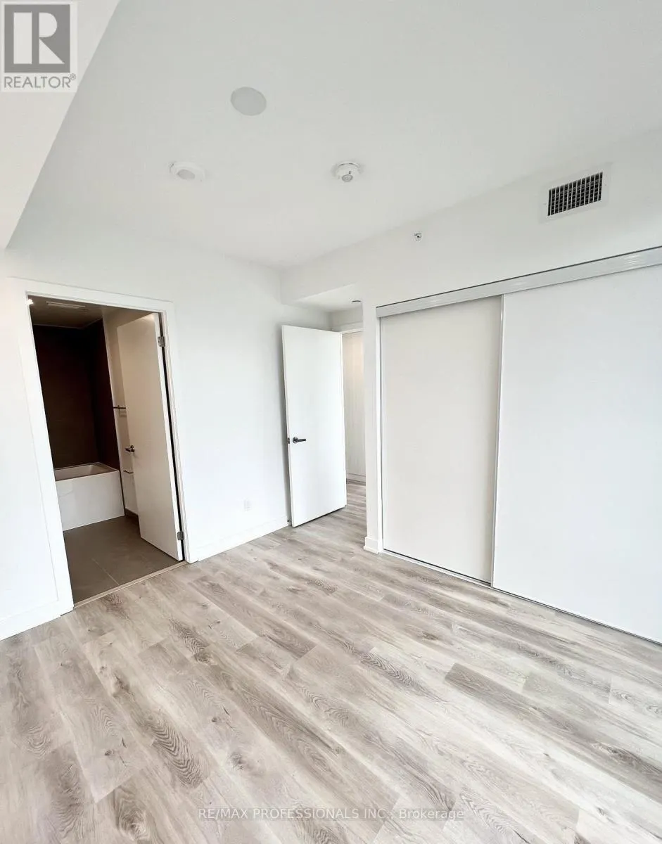 802 - 370 MARTHA STREET