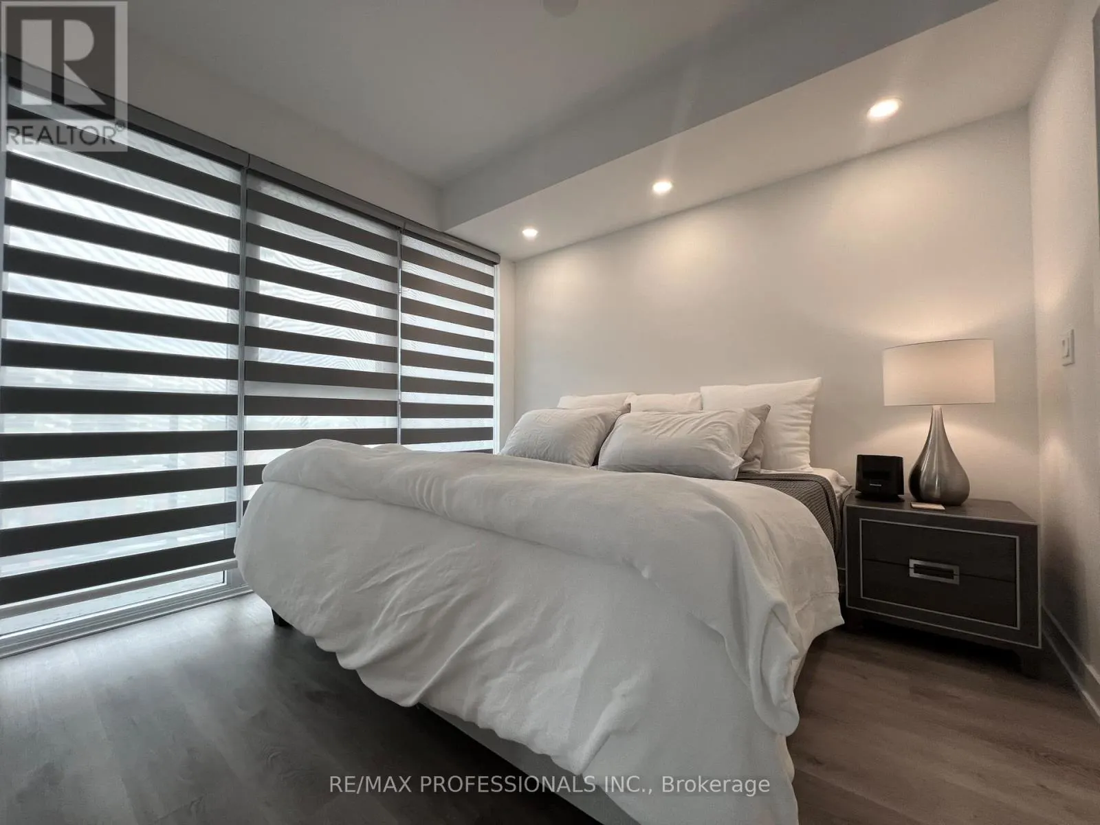 802 - 370 MARTHA STREET