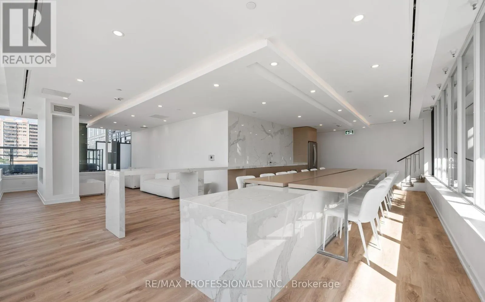 802 - 370 MARTHA STREET