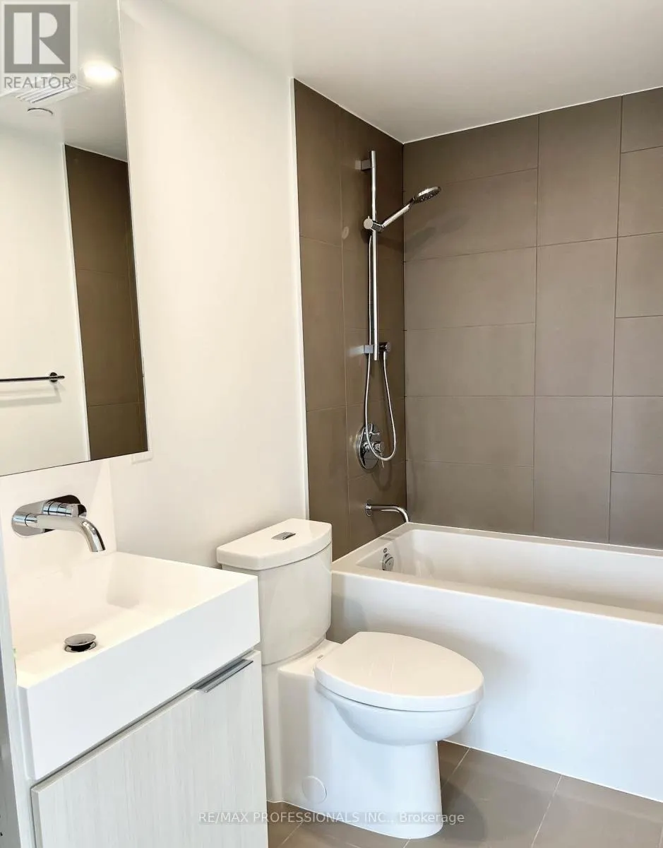 802 - 370 MARTHA STREET