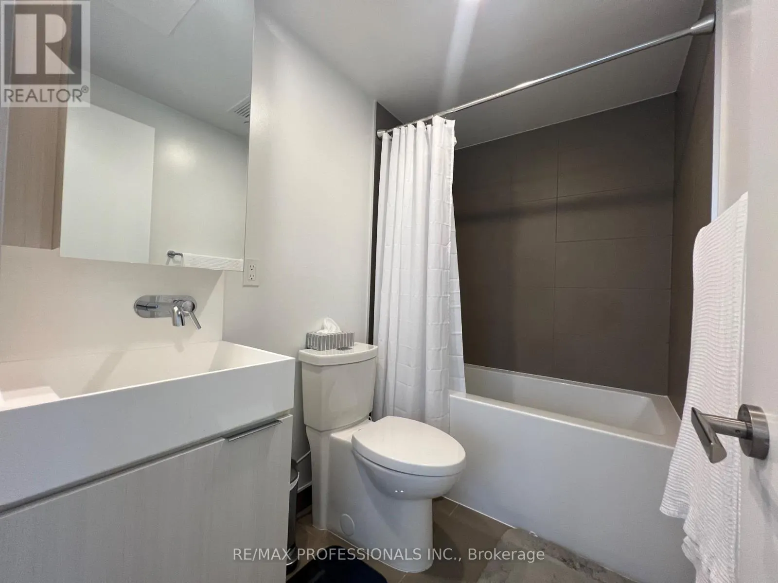 802 - 370 MARTHA STREET