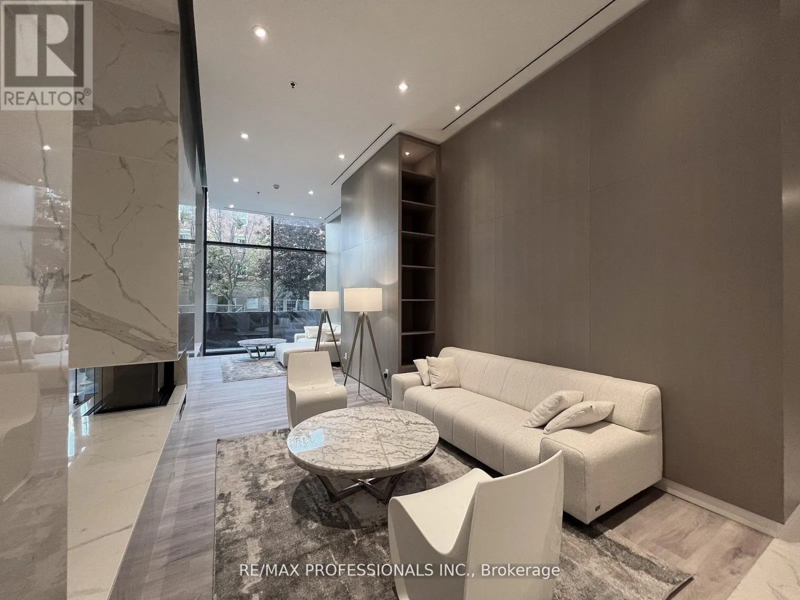 802 - 370 MARTHA STREET