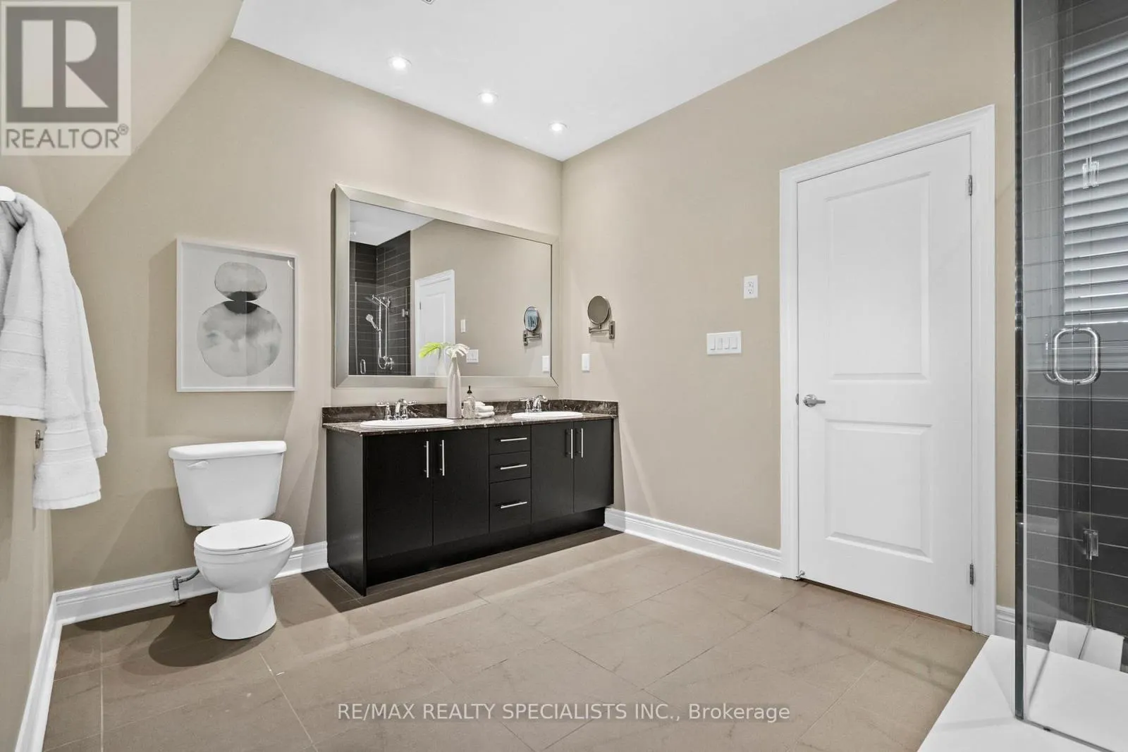 1812 BURNHAMTHORPE ROAD E