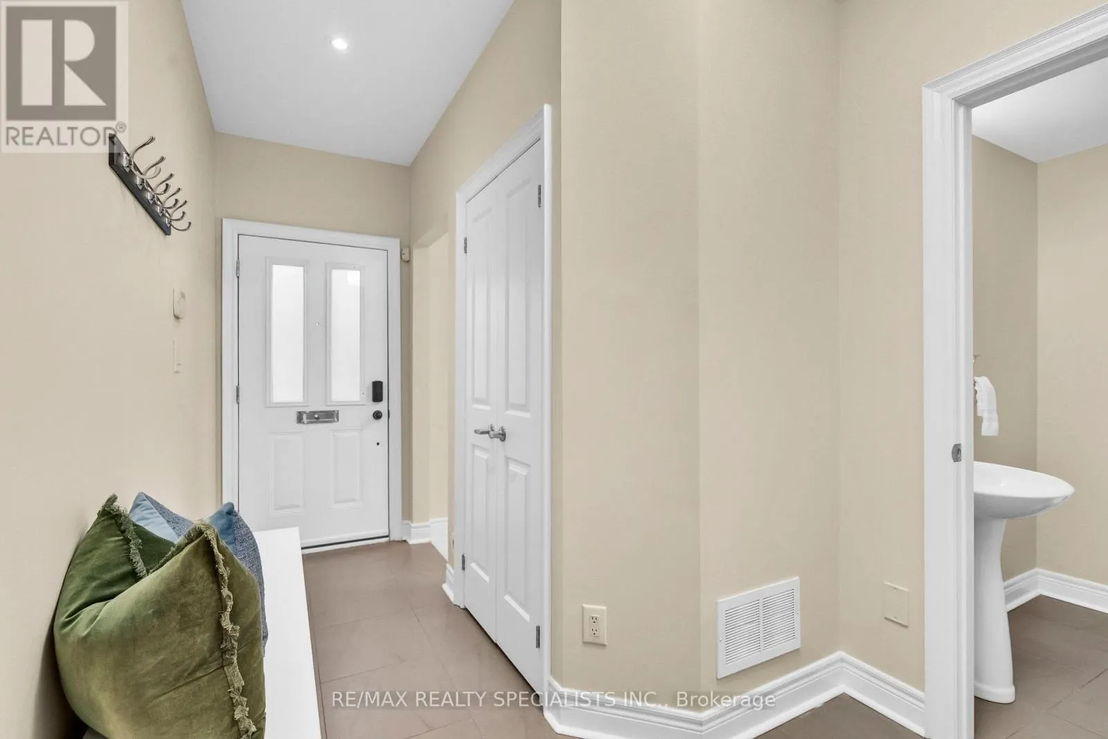 1812 BURNHAMTHORPE ROAD E