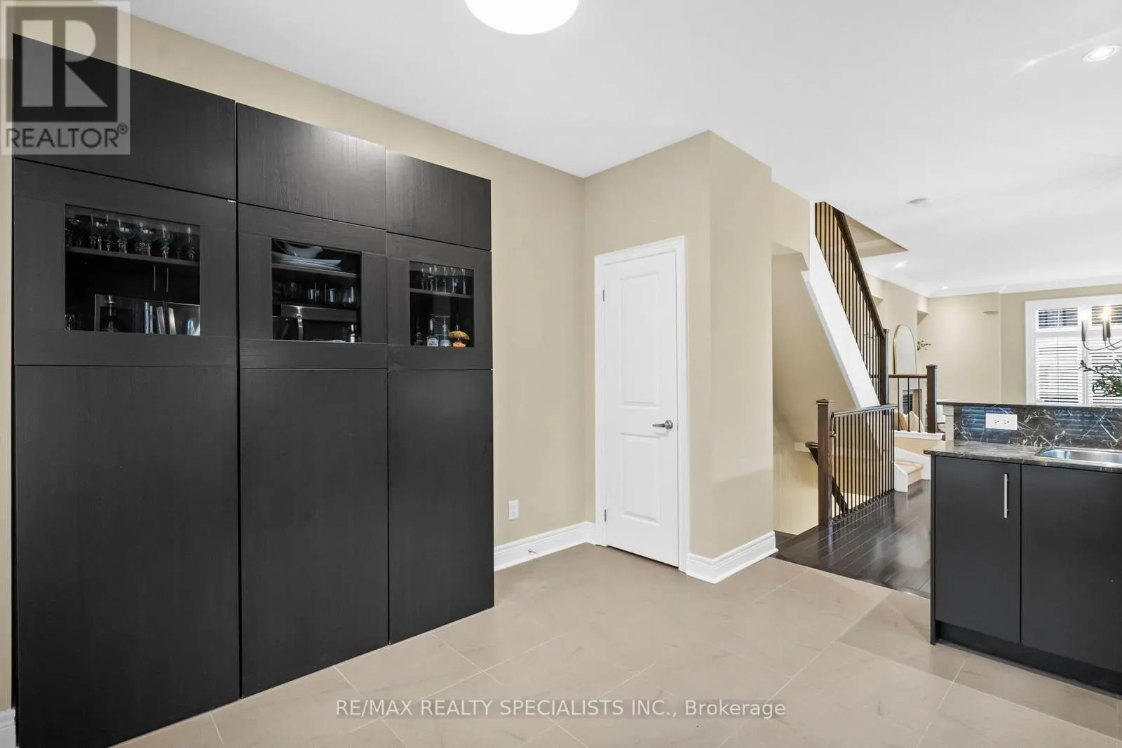 1812 BURNHAMTHORPE ROAD E