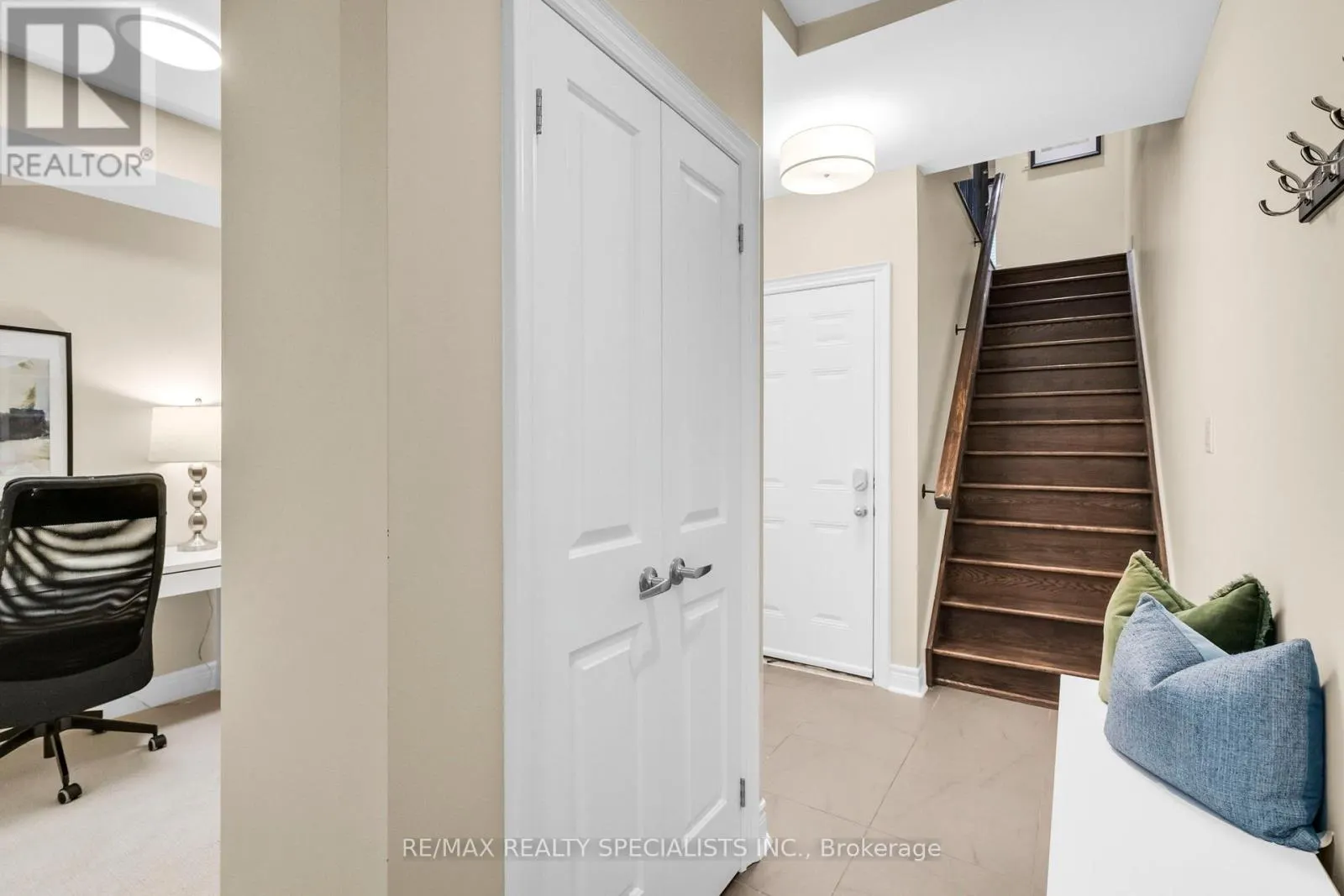 1812 BURNHAMTHORPE ROAD E