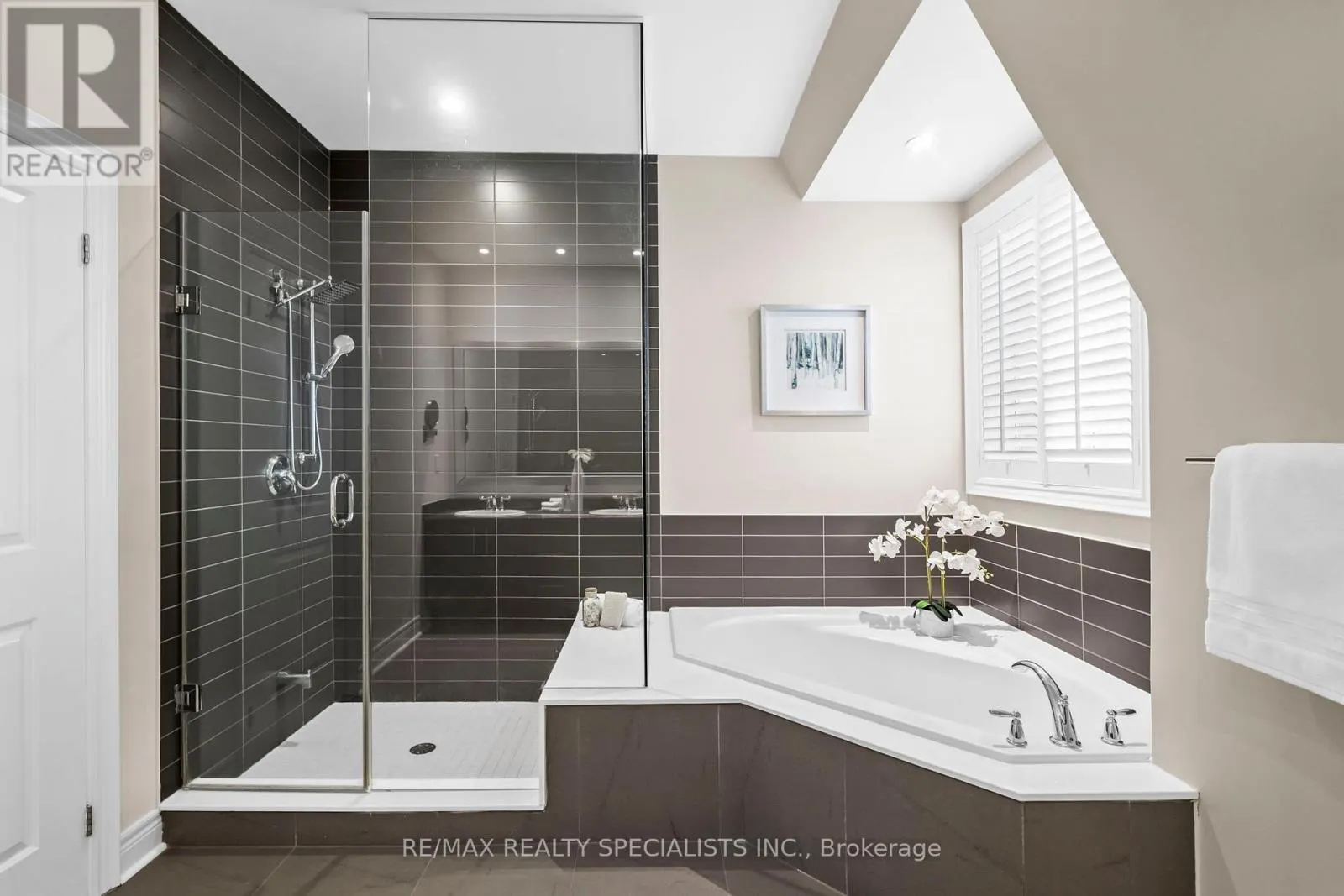 1812 BURNHAMTHORPE ROAD E