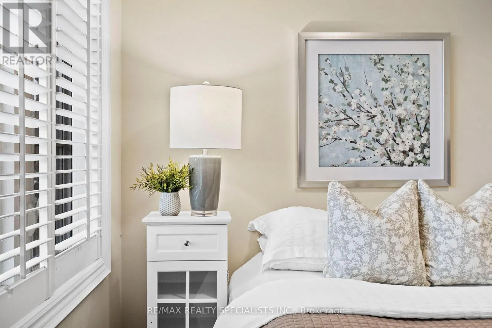 1812 BURNHAMTHORPE ROAD E