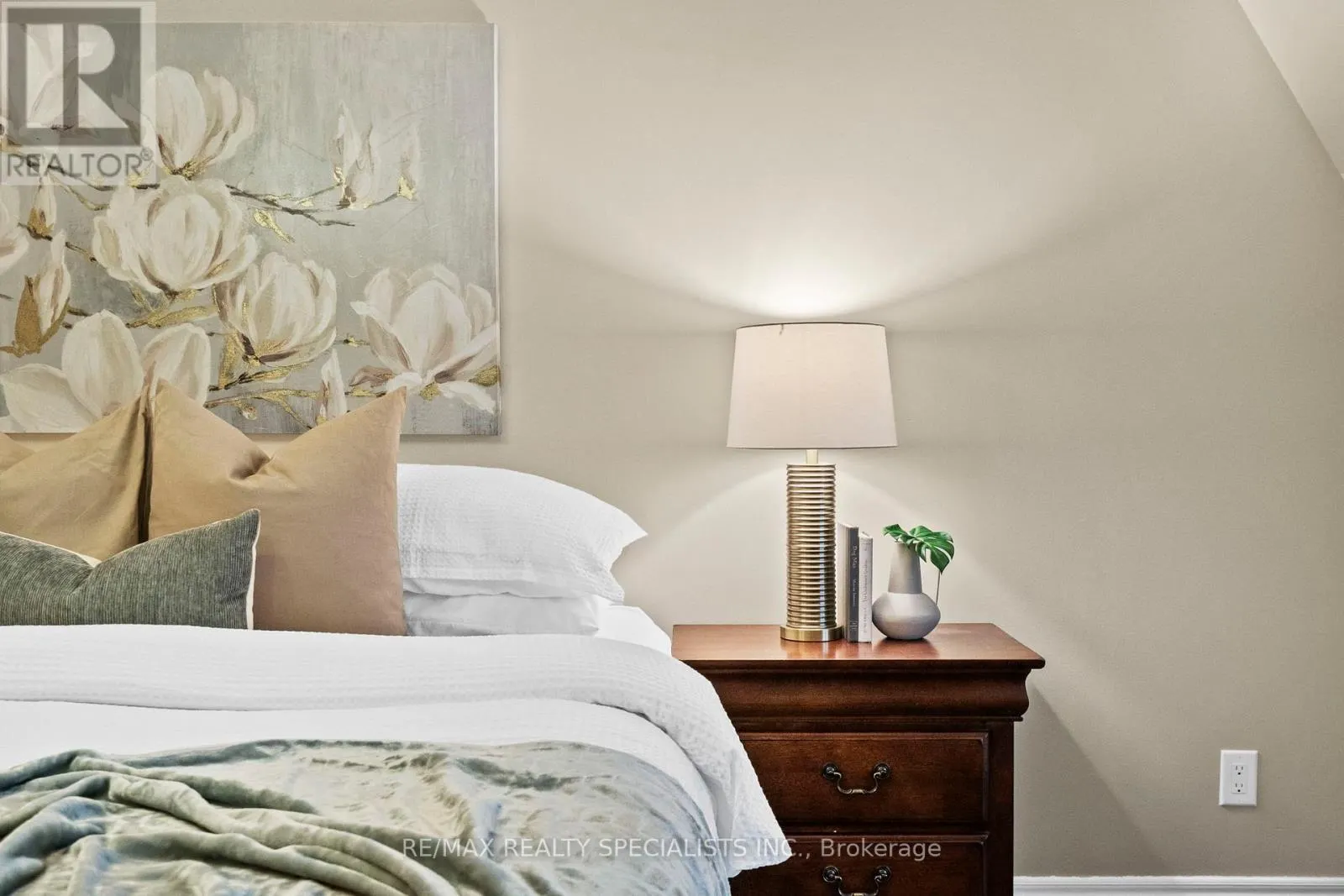 1812 BURNHAMTHORPE ROAD E