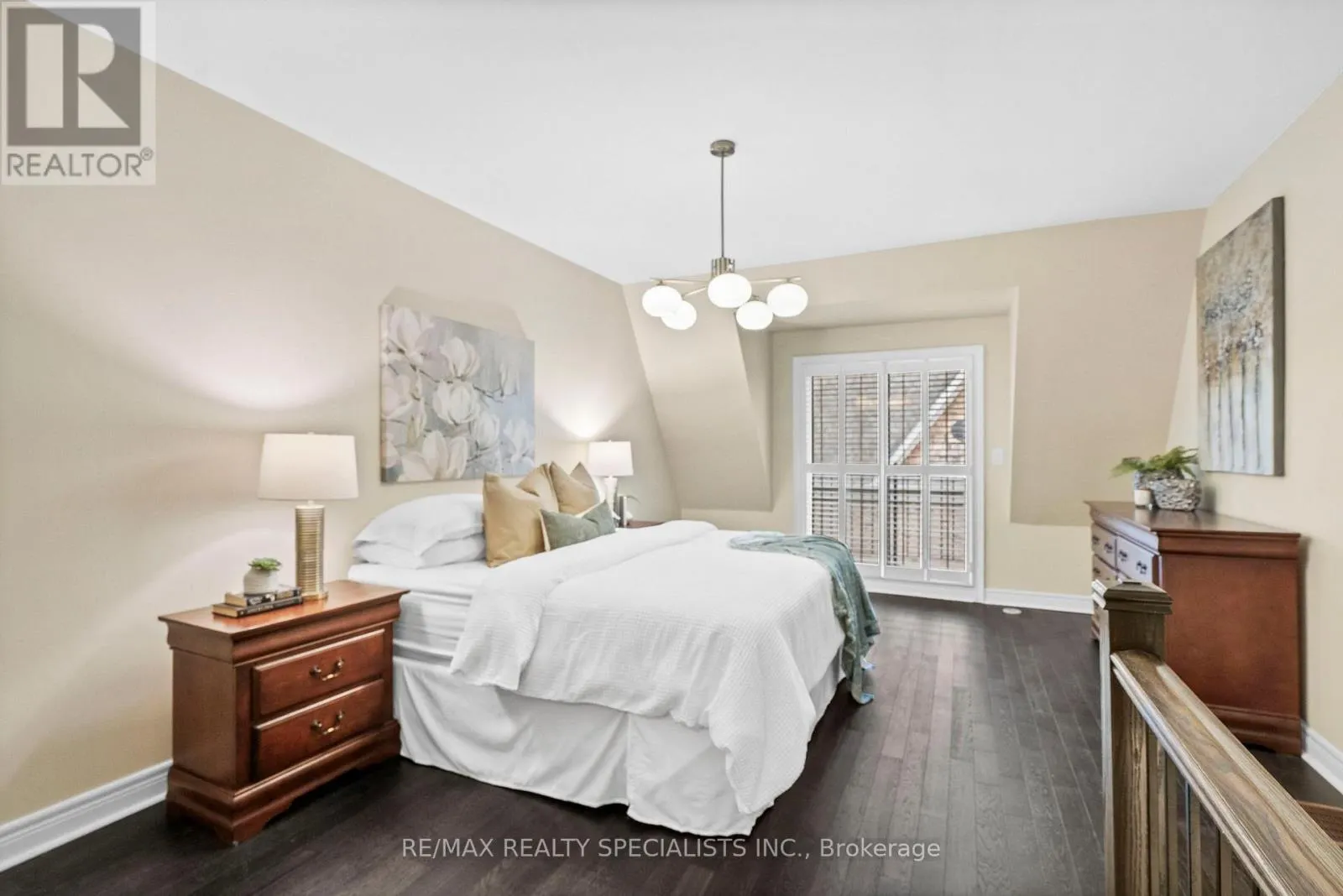 1812 BURNHAMTHORPE ROAD E