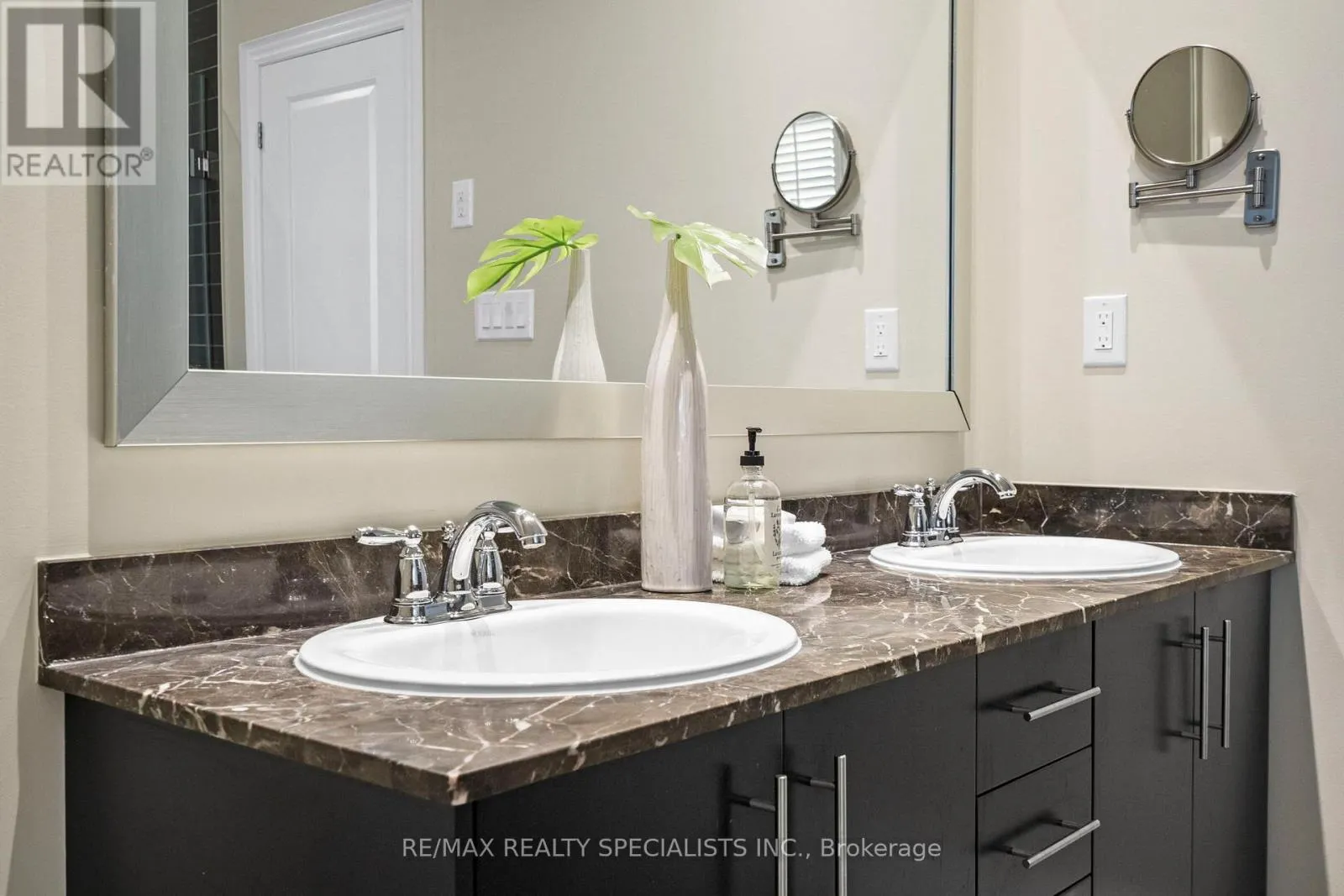 1812 BURNHAMTHORPE ROAD E