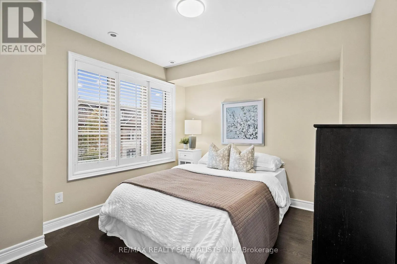 1812 BURNHAMTHORPE ROAD E