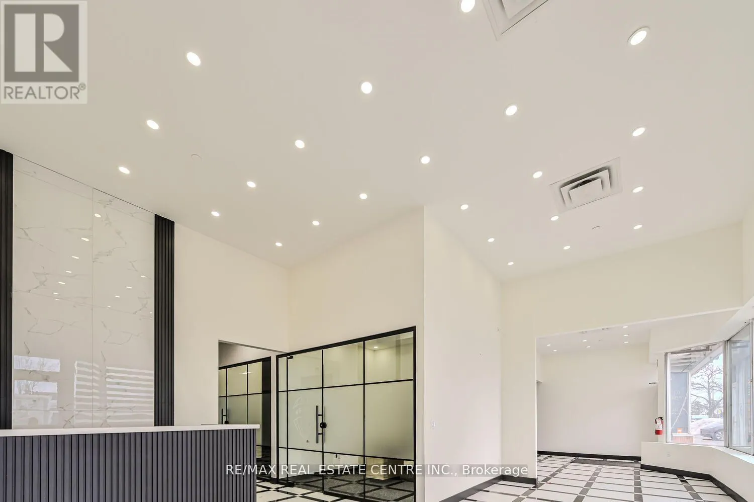 22 - 2565 STEELES AVENUE E