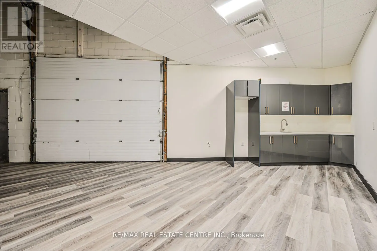 22 - 2565 STEELES AVENUE E