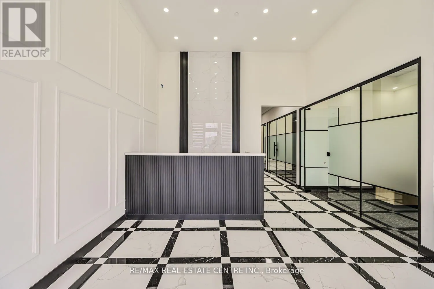 22 - 2565 STEELES AVENUE E