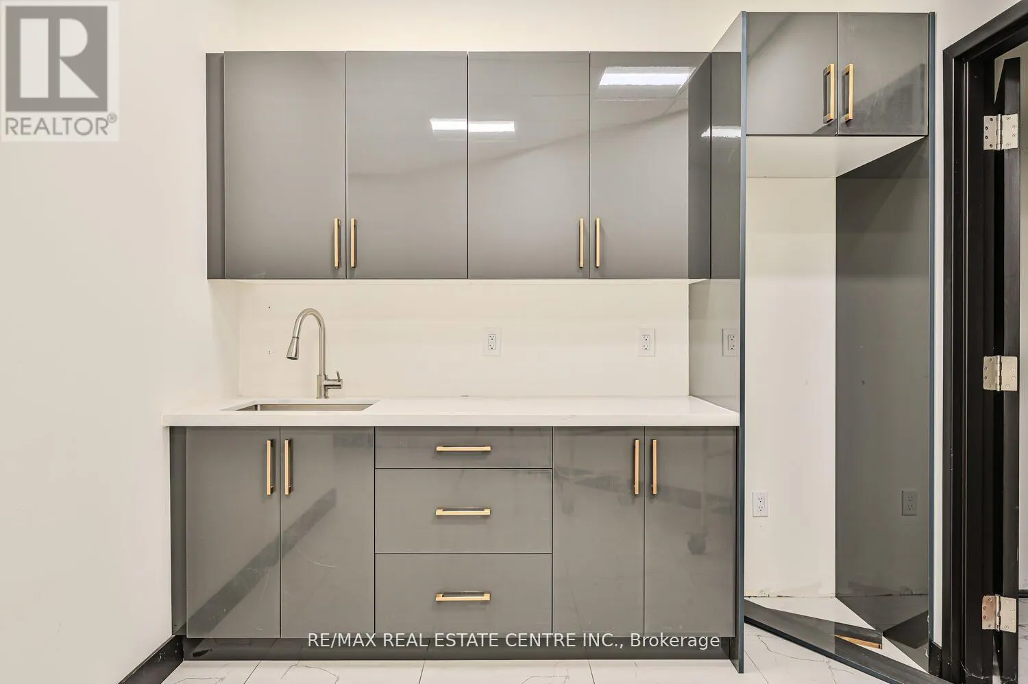 22 - 2565 STEELES AVENUE E