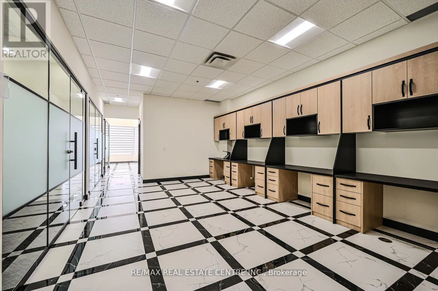 22 - 2565 STEELES AVENUE E