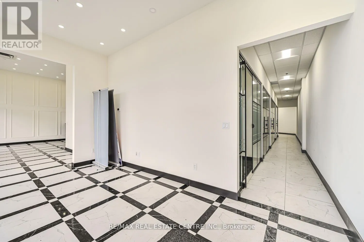 22 - 2565 STEELES AVENUE E