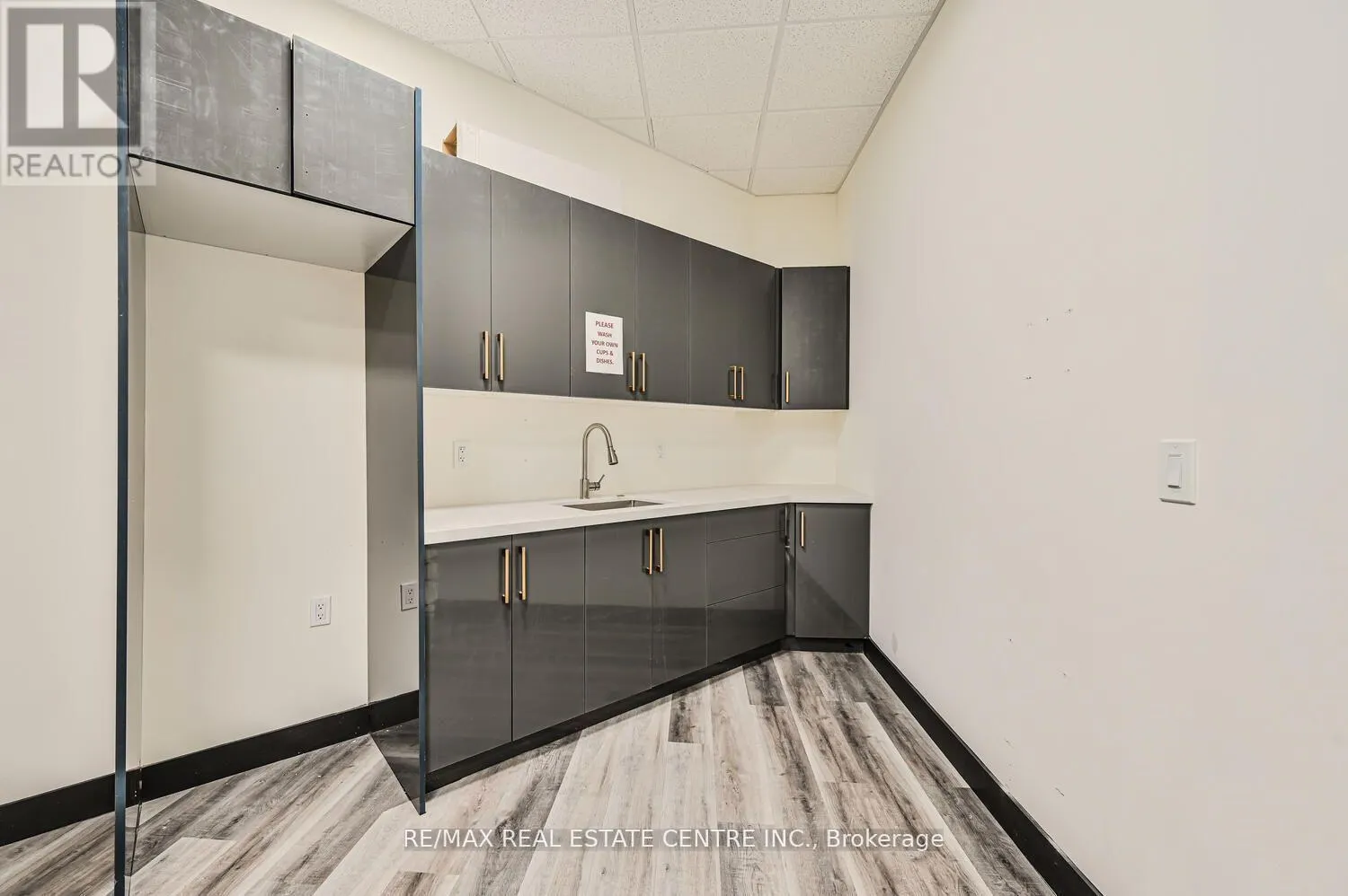 22 - 2565 STEELES AVENUE E