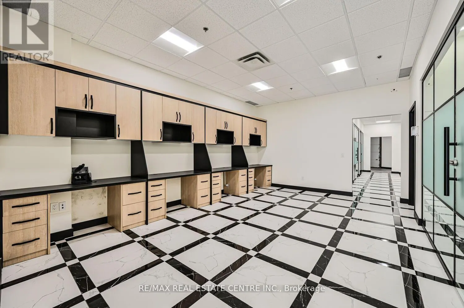 22 - 2565 STEELES AVENUE E