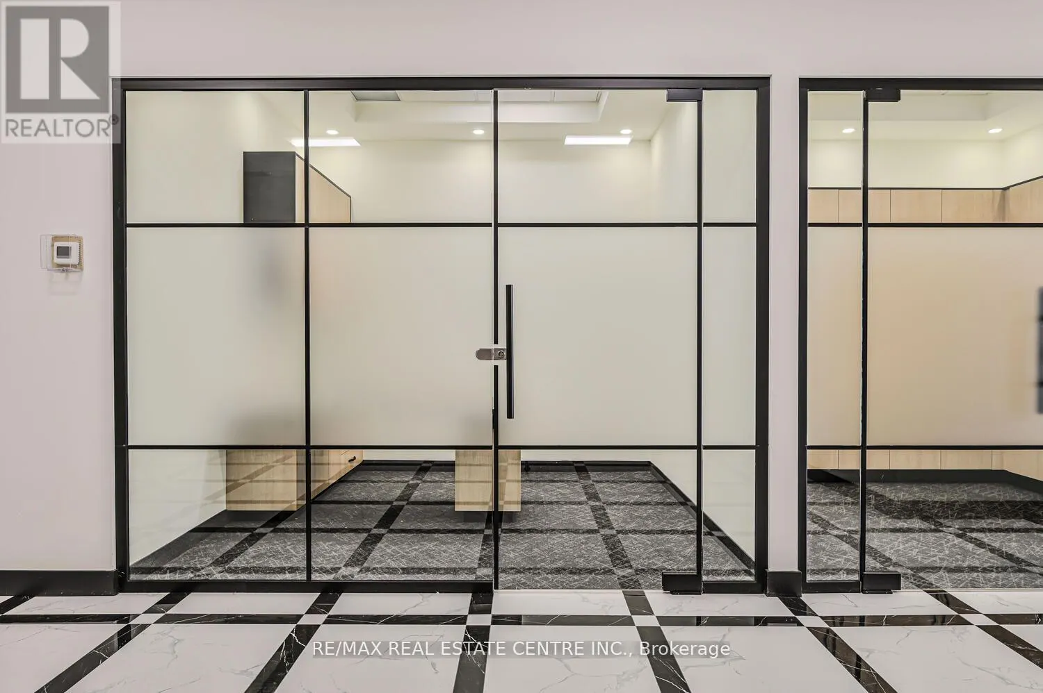 22 - 2565 STEELES AVENUE E