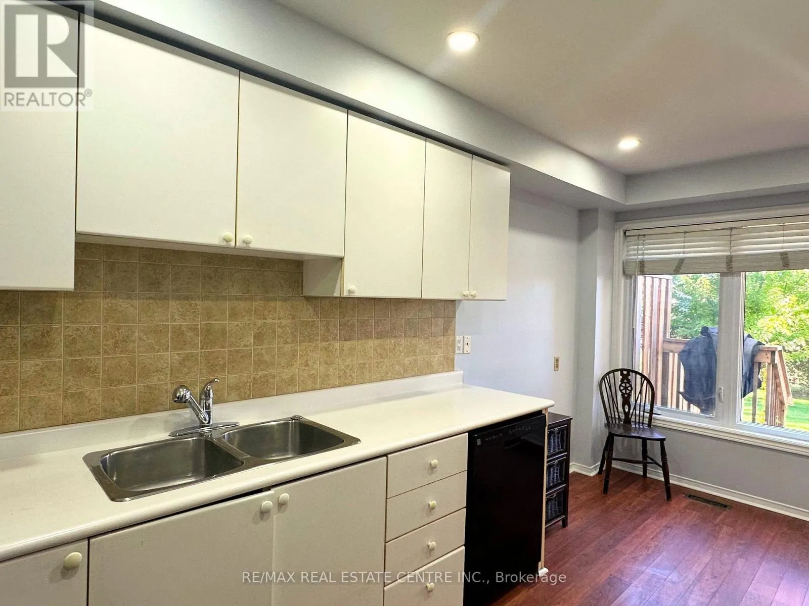 22 - 2215 CLEAVER AVENUE