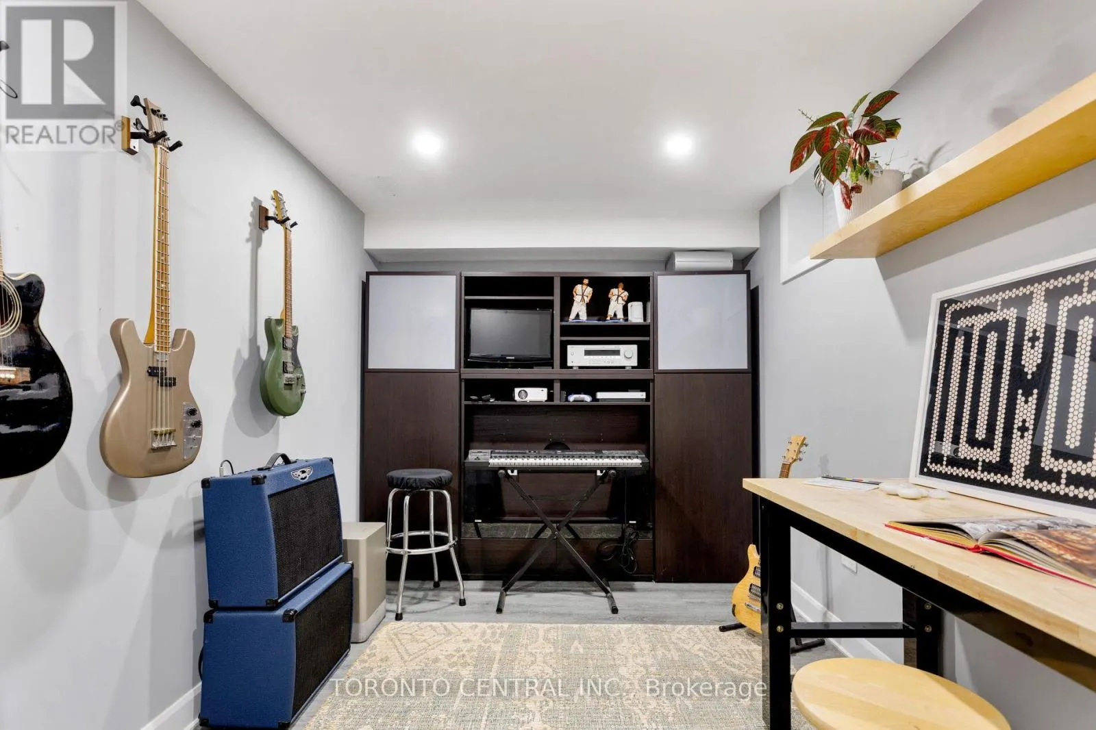 9 CHIMNEY SWIFT COURT