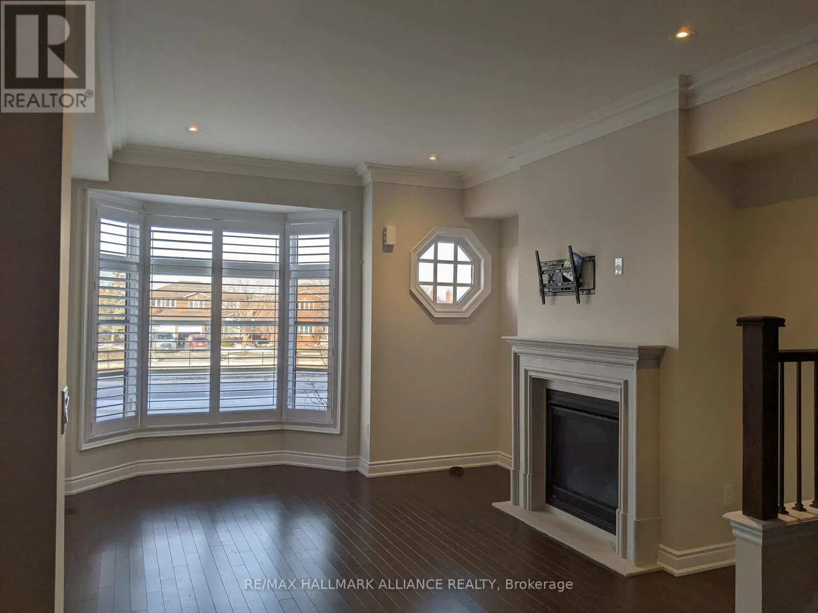 27 - 2184 TRAFALGAR ROAD