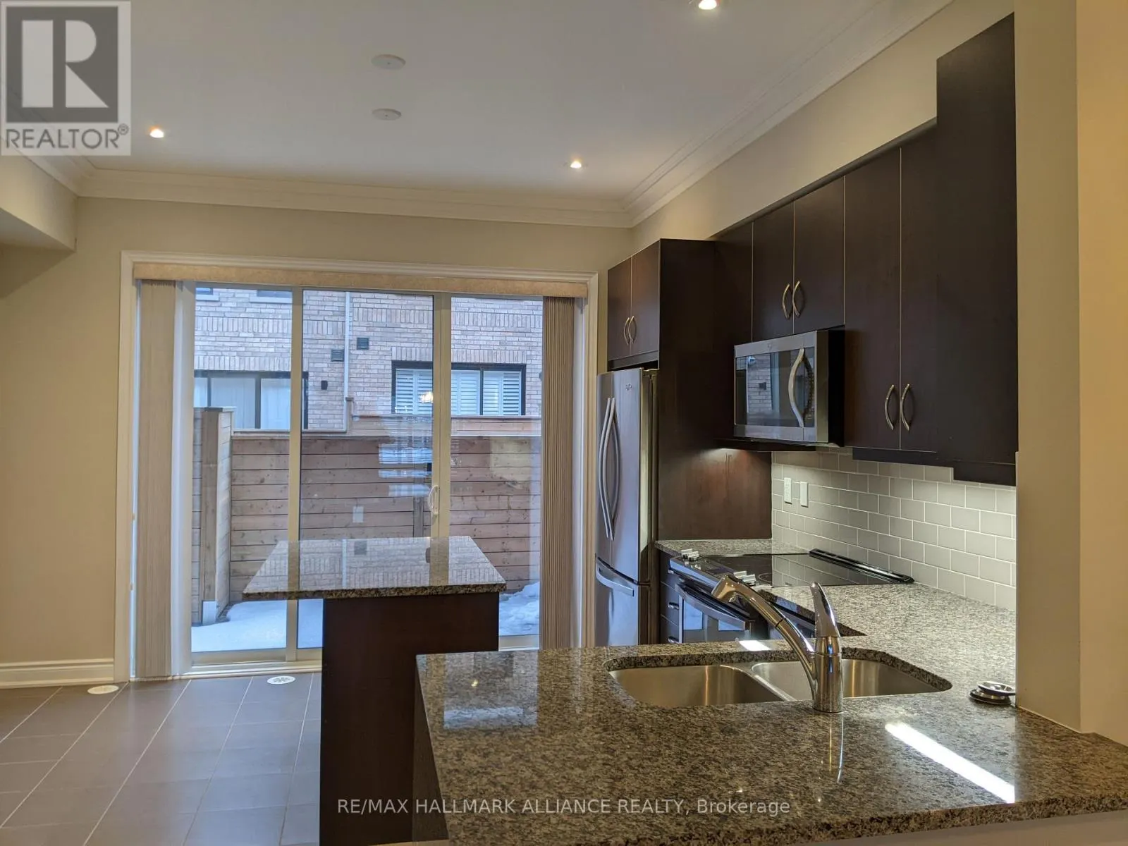 27 - 2184 TRAFALGAR ROAD